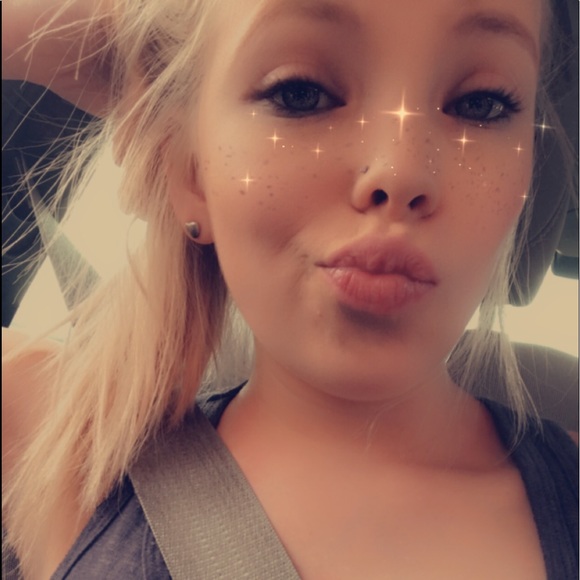 Profile Picture of Cassandra Tidwell (@cassandrarenee1) on Poshmark
