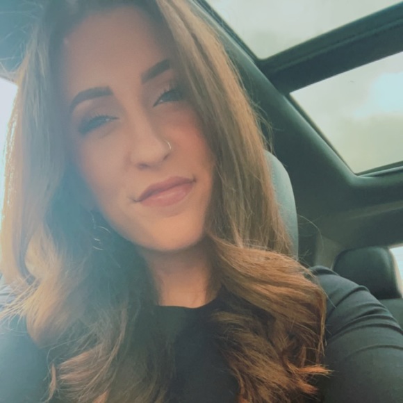 Profile Picture of Devan Barker (@devanmarieb) on Poshmark