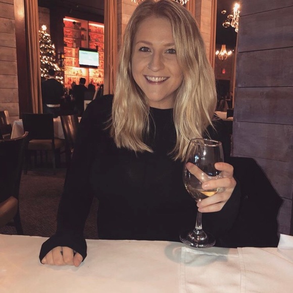 Profile Picture of Meghan Komnick (@meghan_mk) on Poshmark
