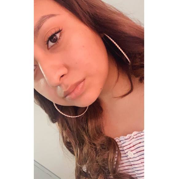 Profile Picture of Kim Reyna (@kim1699) on Poshmark