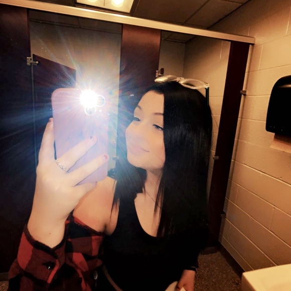 Profile Picture of Kylee Lamb (@kyleelamb594) on Poshmark