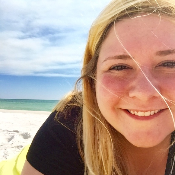 Profile Picture of Amber Russin (@amberrussin) on Poshmark