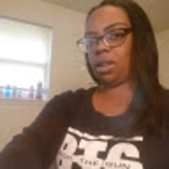 Profile Picture of Nellie Nell (@nellienell481) on Poshmark