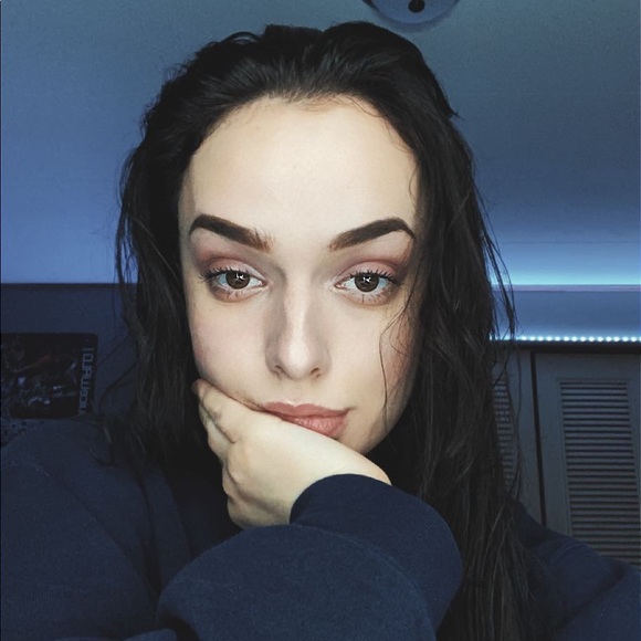 Profile Picture of Jianna Flora (@jiannaflora) on Poshmark