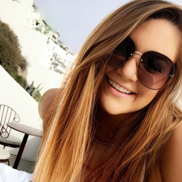 Profile Picture of !:. tessa Bailey .:! (@tessabeee) on Poshmark