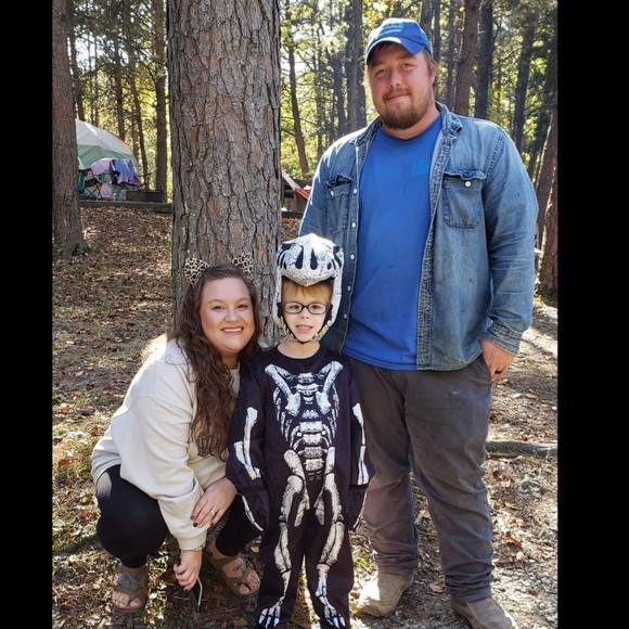 Profile Picture of Amanda Pillow (@amandafayhall) on Poshmark