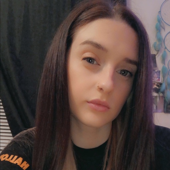 Profile Picture of Danielle Malinowski (@daniellemalinow) on Poshmark