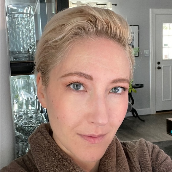 Nicole Grohs - Poshmark Profile Picture of Nicole Grohs (@vlarouge) on Poshmark