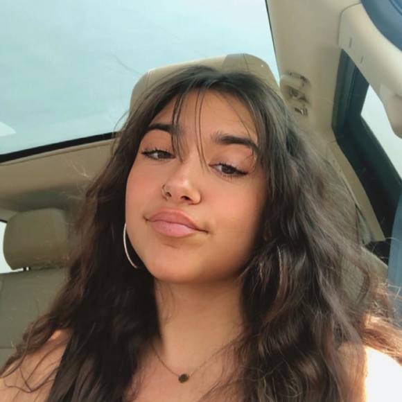 Profile Picture of Paulina Arnoff (@paulina_arnoff) on Poshmark