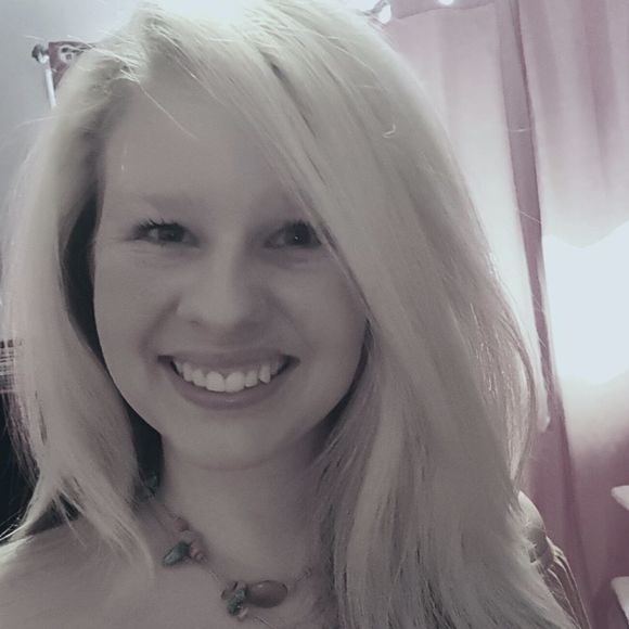 Profile Picture of Carly Maynor (@carlymay93) on Poshmark