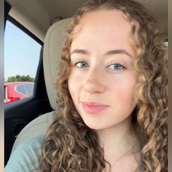 Profile Picture of Katie Macelhiney (@kmacelhiney) on Poshmark