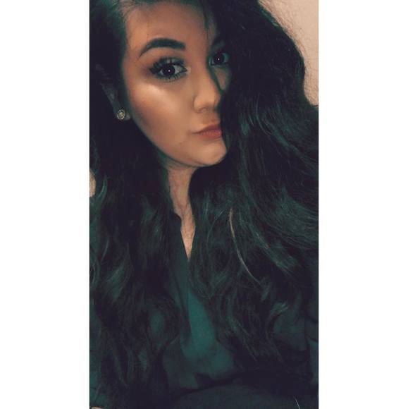Profile Picture of Julia Reyes (@juliareyes_xo) on Poshmark
