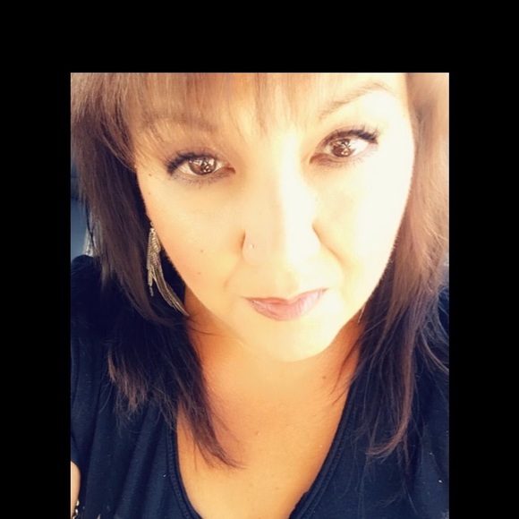 Profile Picture of Julia Wallace (@jleewallace) on Poshmark