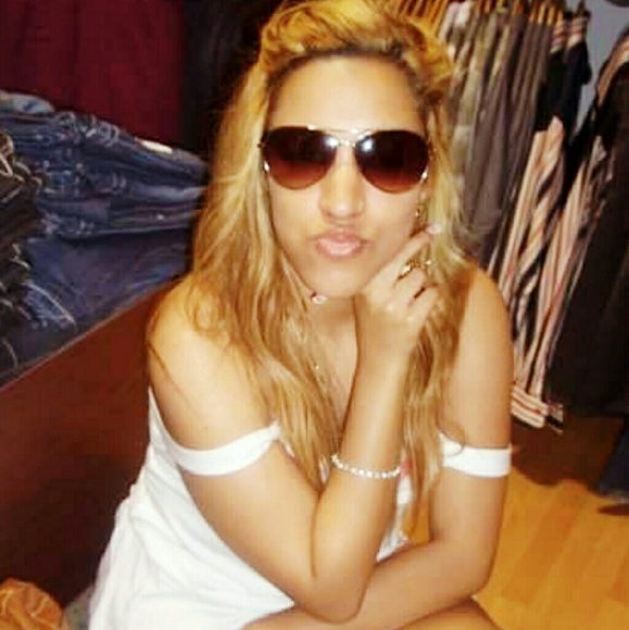 Profile Picture of Candia Parrilla (@candparr1) on Poshmark