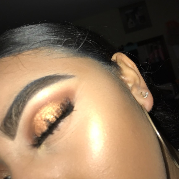 Profile Picture of Dannai Silva (@htoosaucy_) on Poshmark