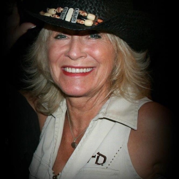 Profile Picture of Diane Lauzon (@dianelauzon222) on Poshmark