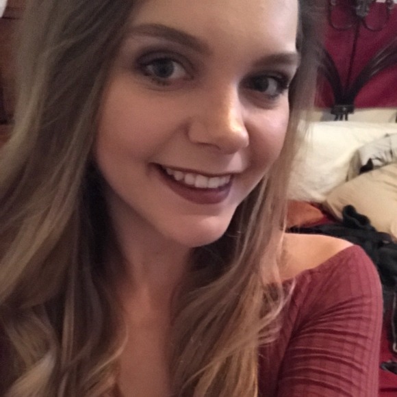 Profile Picture of Renee Browning (@rbeeee) on Poshmark