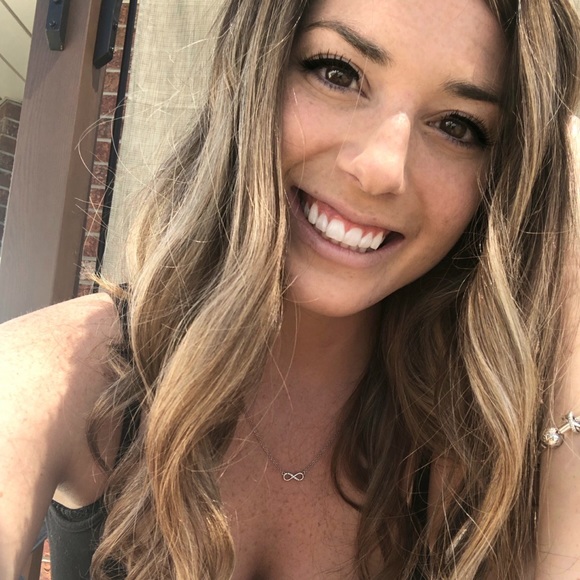 Profile Picture of Sara Defields (@sdefields) on Poshmark