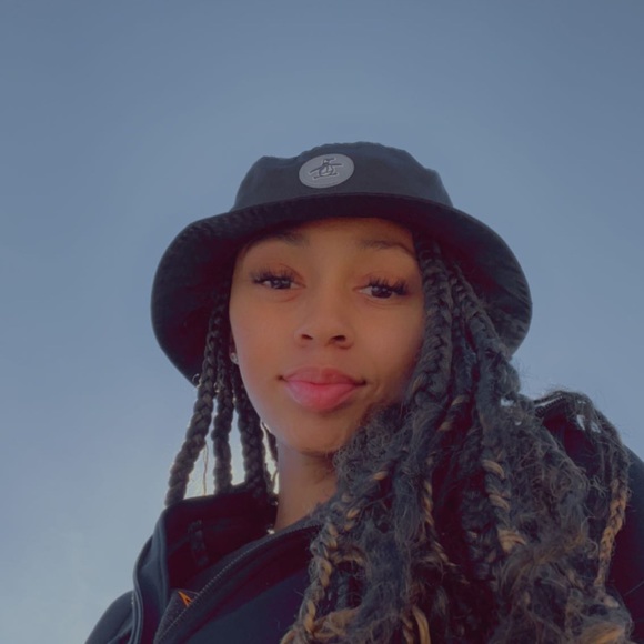 Profile Picture of Breyanna Bickham (@brey00) on Poshmark