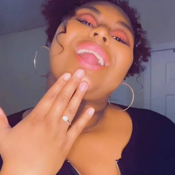 Profile Picture of Amanda Simpson (@asimp1925) on Poshmark