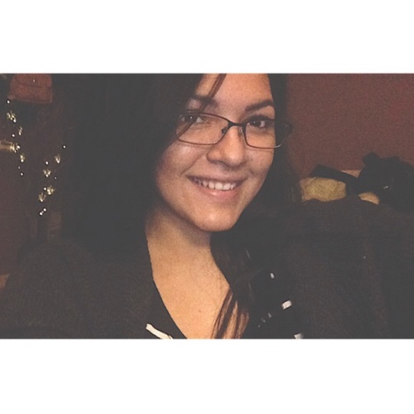 Profile Picture of Viviana Villarreal (@vivianavilla__) on Poshmark