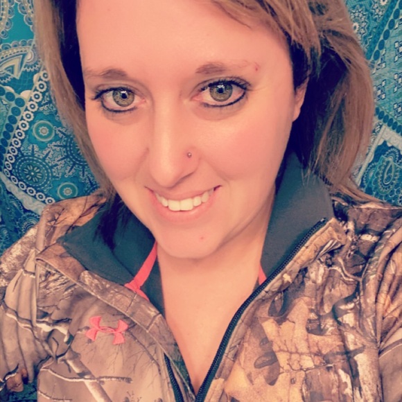 Profile Picture of Amanda Hicks (@amandahicks33) on Poshmark