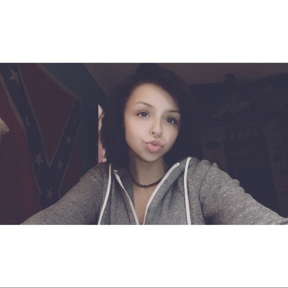 Profile Picture of Alena Zelley (@alenaz19) on Poshmark