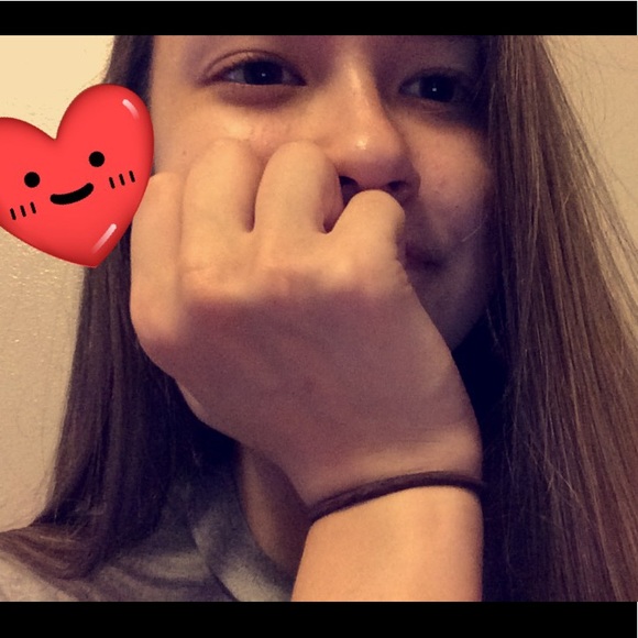 Profile Picture of Alyssa Dongell (@ayeitsalyssaa) on Poshmark