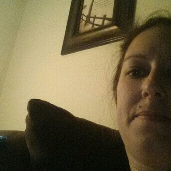 Profile Picture of Cassandra Medinger (@cassiemedinger) on Poshmark