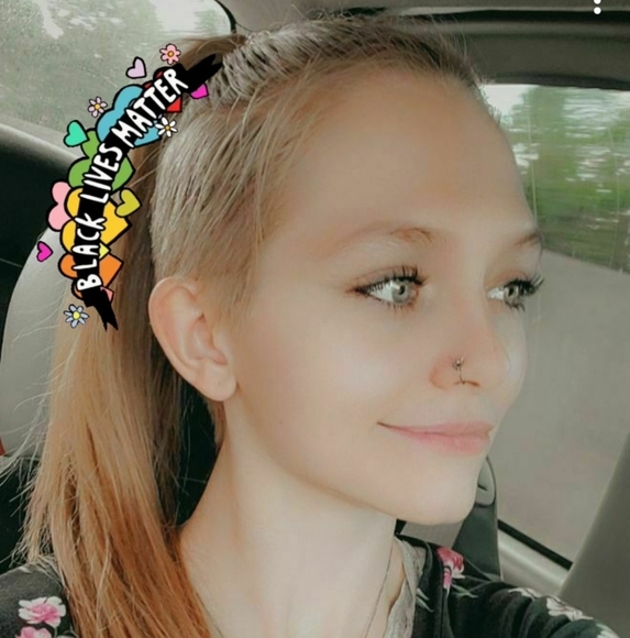 Profile Picture of Daphne Lippoldt (@makotothefox) on Poshmark