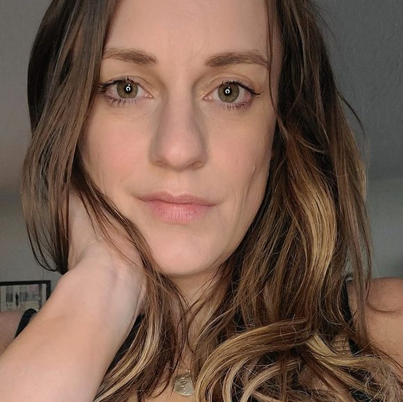 Profile Picture of Darby Huston (@darterra) on Poshmark