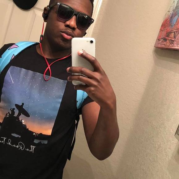 Profile Picture of Ladarius Williams (@mdlw21) on Poshmark