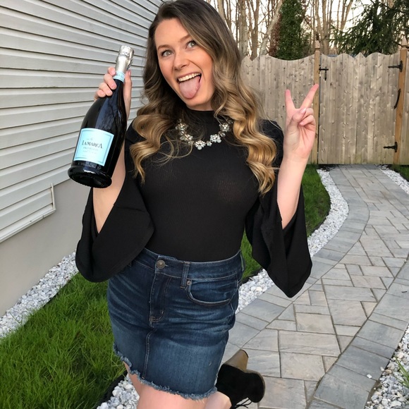 Profile Picture of Julia Brady (@julbrady321) on Poshmark