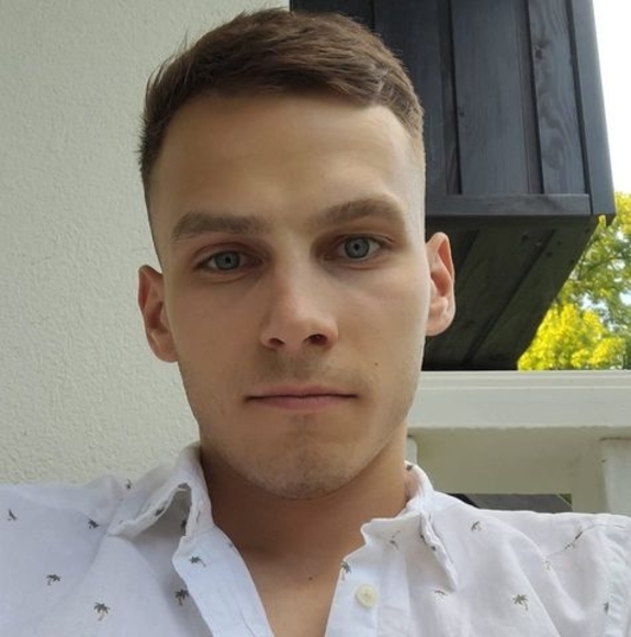 Profile Picture of Bartek Frączkowski (@versers) on Poshmark