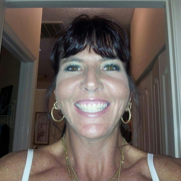 Profile Picture of Kelly Schigner (@sukieschig) on Poshmark