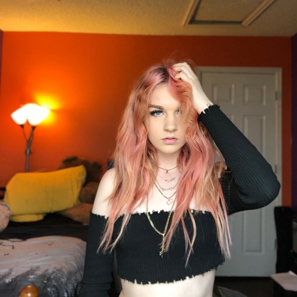 Profile Picture of Allie Heagle (@littlxoldmx) on Poshmark