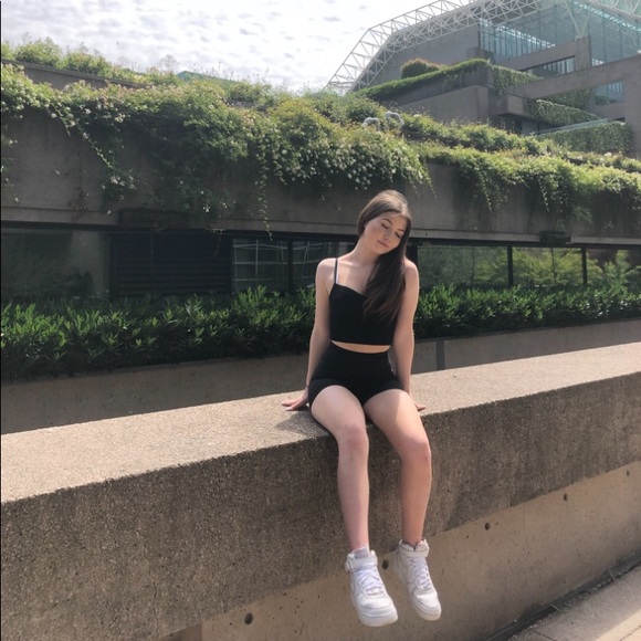 Profile Picture of Ella Shortt (@ellaaniicole) on Poshmark