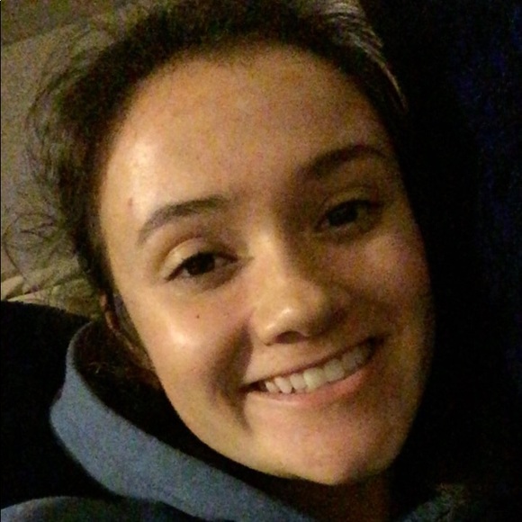 Profile Picture of Brianna Solis (@bries1236) on Poshmark