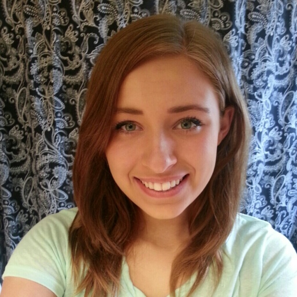 Profile Picture of Genavieve Kopesky (@genavieve) on Poshmark