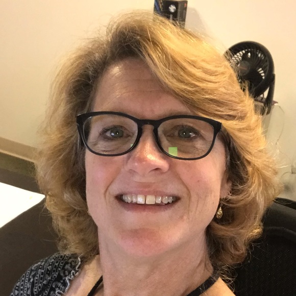 Profile Picture of Lucy Porter (@lporter722) on Poshmark