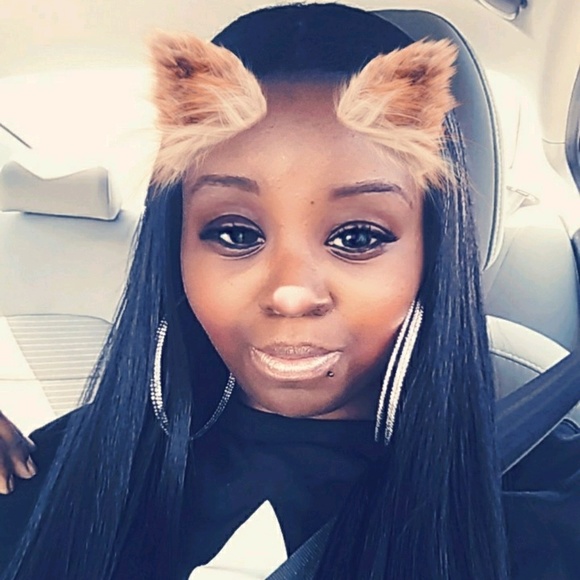 Profile Picture of Alecia Cole (@aleciadcole1985) on Poshmark