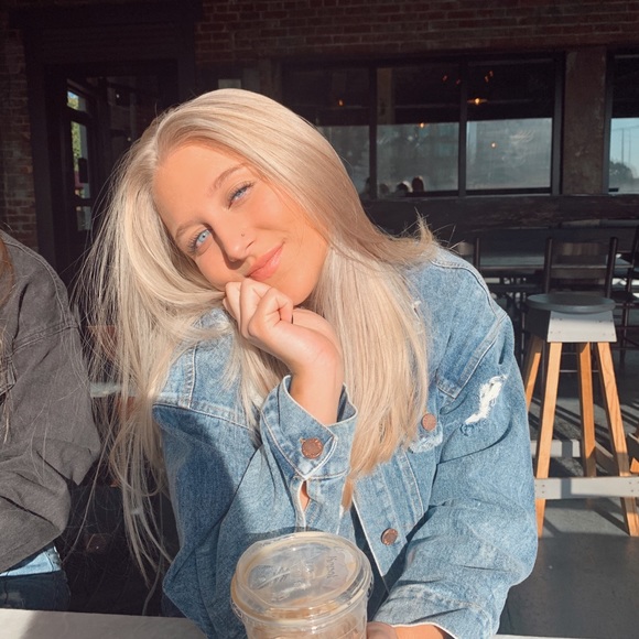 Profile Picture of Olivia Parrish (@oliviaparrish88) on Poshmark