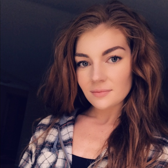 Profile Picture of Cassie Pelloni (@crpellon) on Poshmark