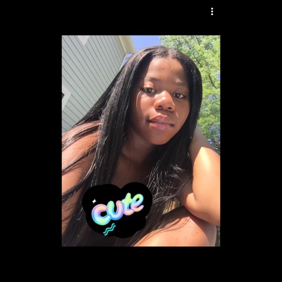 Profile Picture of Shanell Comans (@scomans28) on Poshmark