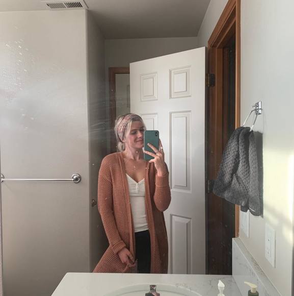 Profile Picture of Amanda Corey (@amandacorey1998) on Poshmark