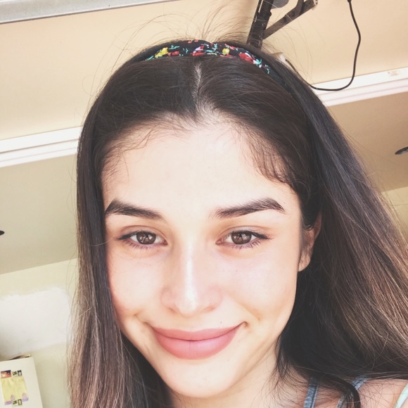 Profile Picture of Andrea Borrero (@andreaeborrero) on Poshmark