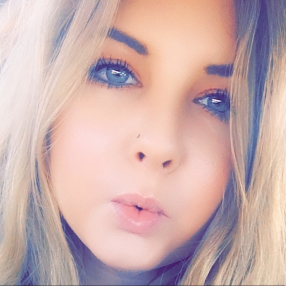 Profile Picture of Mackenzie Byrd (@mackenzie_byrd) on Poshmark