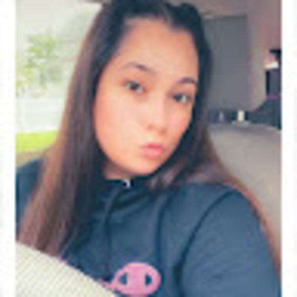 Profile Picture of Amber Bellefeuille (@amberbellefeuil) on Poshmark