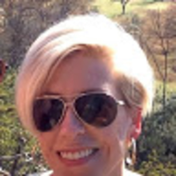 Profile Picture of Courtney Warren (@courtneywarr916) on Poshmark