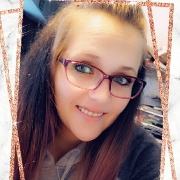 April Dekalb - Poshmark Profile Picture of April Dekalb (@adekalb29) on Poshmark